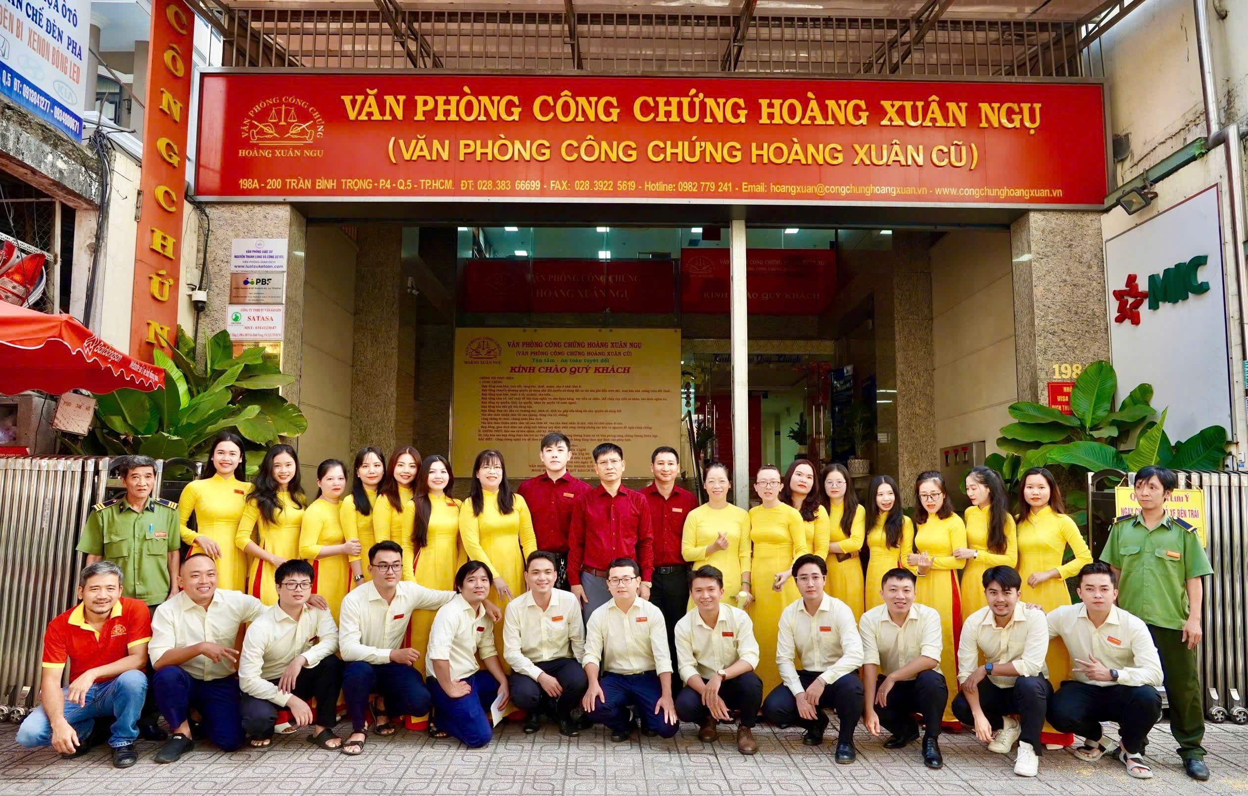 Tập thể văn phòng trước trụ sở 198A–200 Trần Bình Trọng, Quận 5