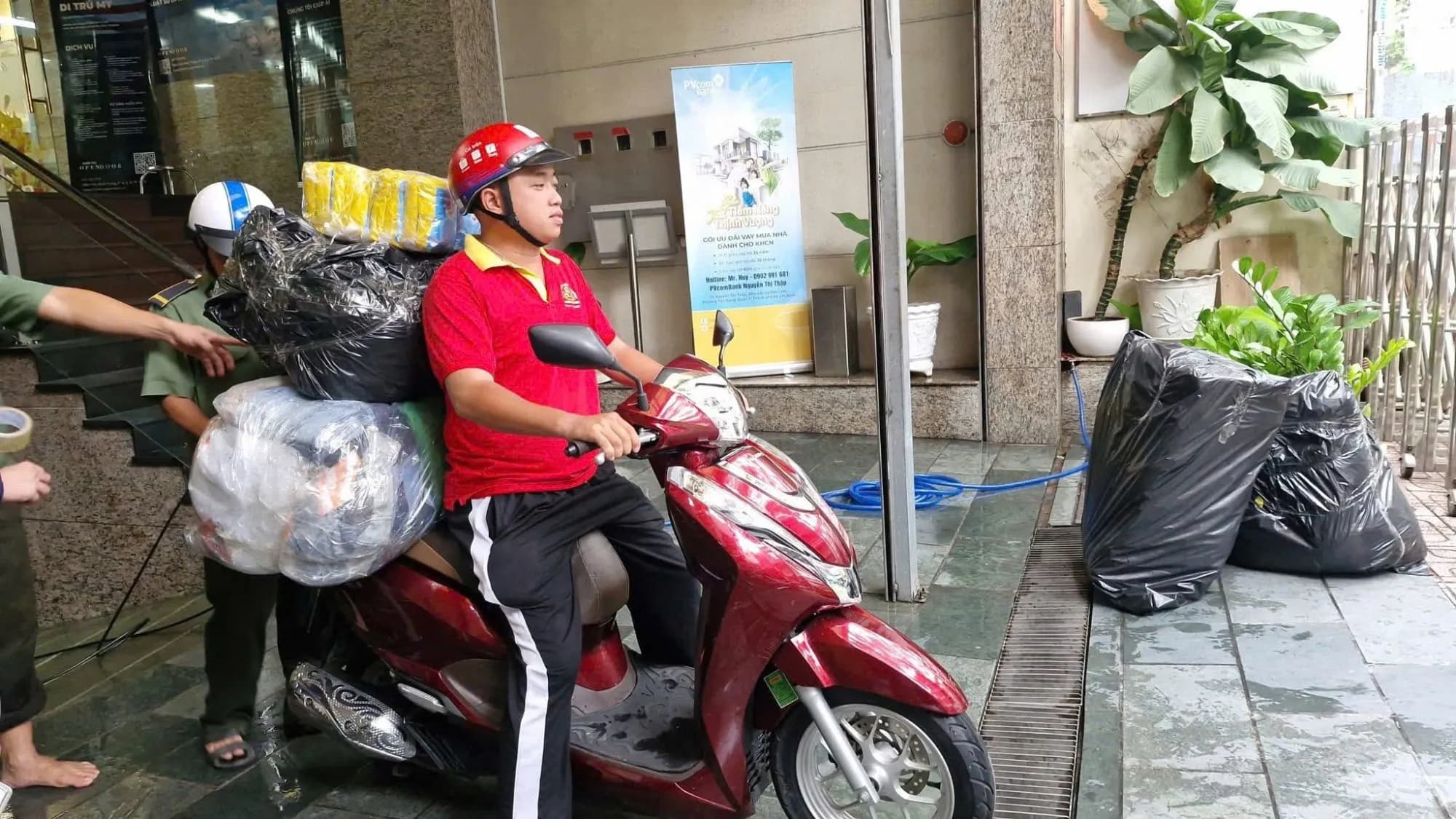 Chung tay hướng về miền Trung sau bão lũ năm 2025 — ảnh 8