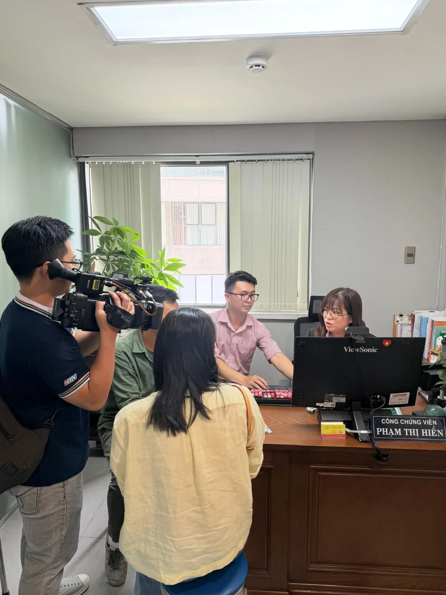 CÔNG CHỨNG ĐIỆN TỬ: VPCC Hoàng Xuân Ngụ đón HTV đến thực hiện chuyên đề Công chứng điện tử