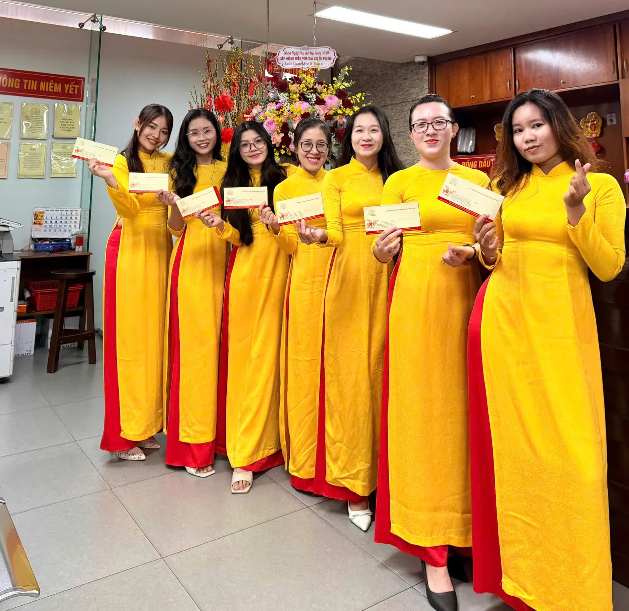 RẠNG RỠ SẮC VÀNG NGÀY 20/10 TẠI VĂN PHÒNG CÔNG CHỨNG HOÀNG XUÂN NGỤ – LỜI TRI ÂN VÀ CHÚC MỪNG TỚI PHÁI ĐẸP — ảnh 1