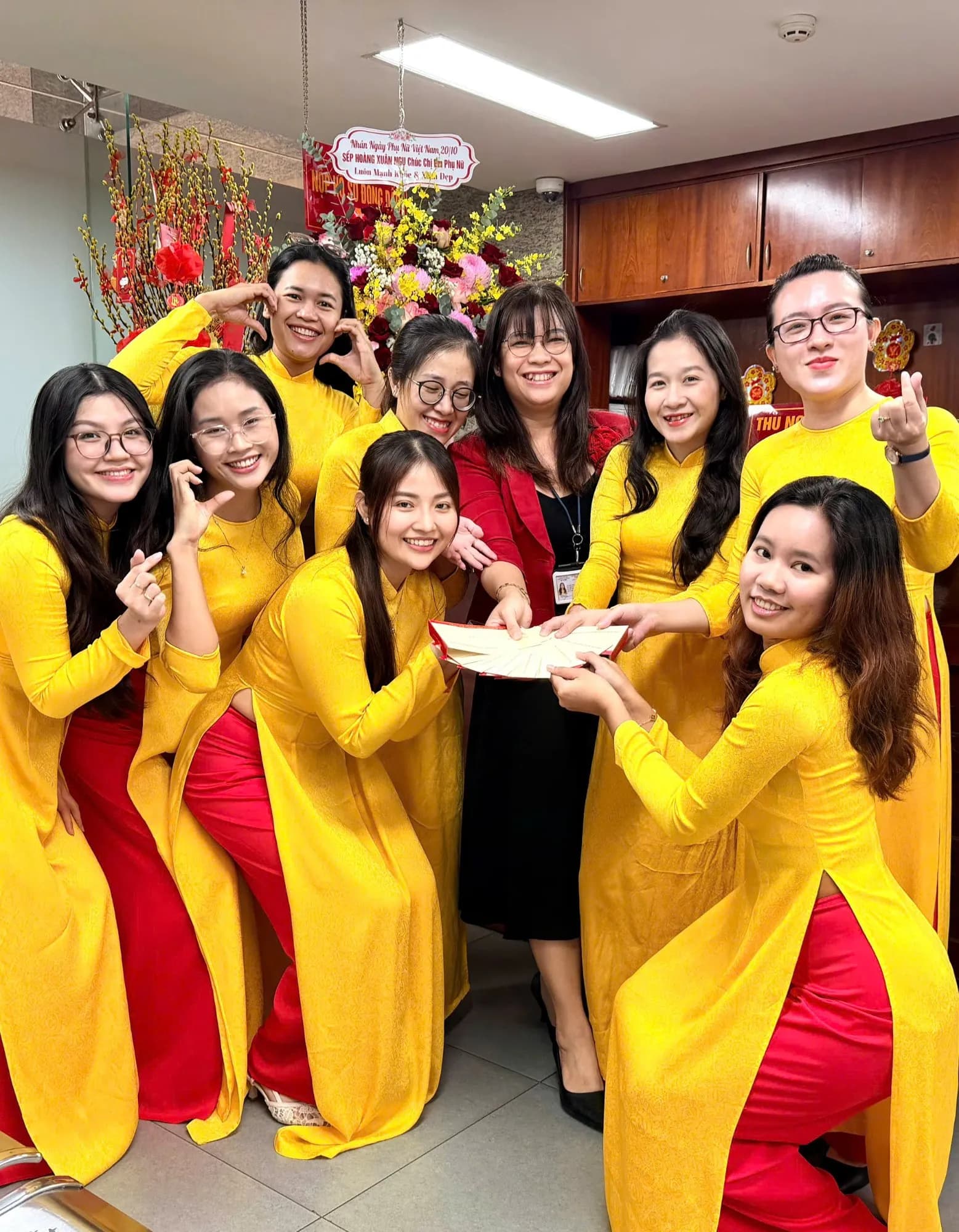 RẠNG RỠ SẮC VÀNG NGÀY 20/10 TẠI VĂN PHÒNG CÔNG CHỨNG HOÀNG XUÂN NGỤ – LỜI TRI ÂN VÀ CHÚC MỪNG TỚI PHÁI ĐẸP — ảnh 3