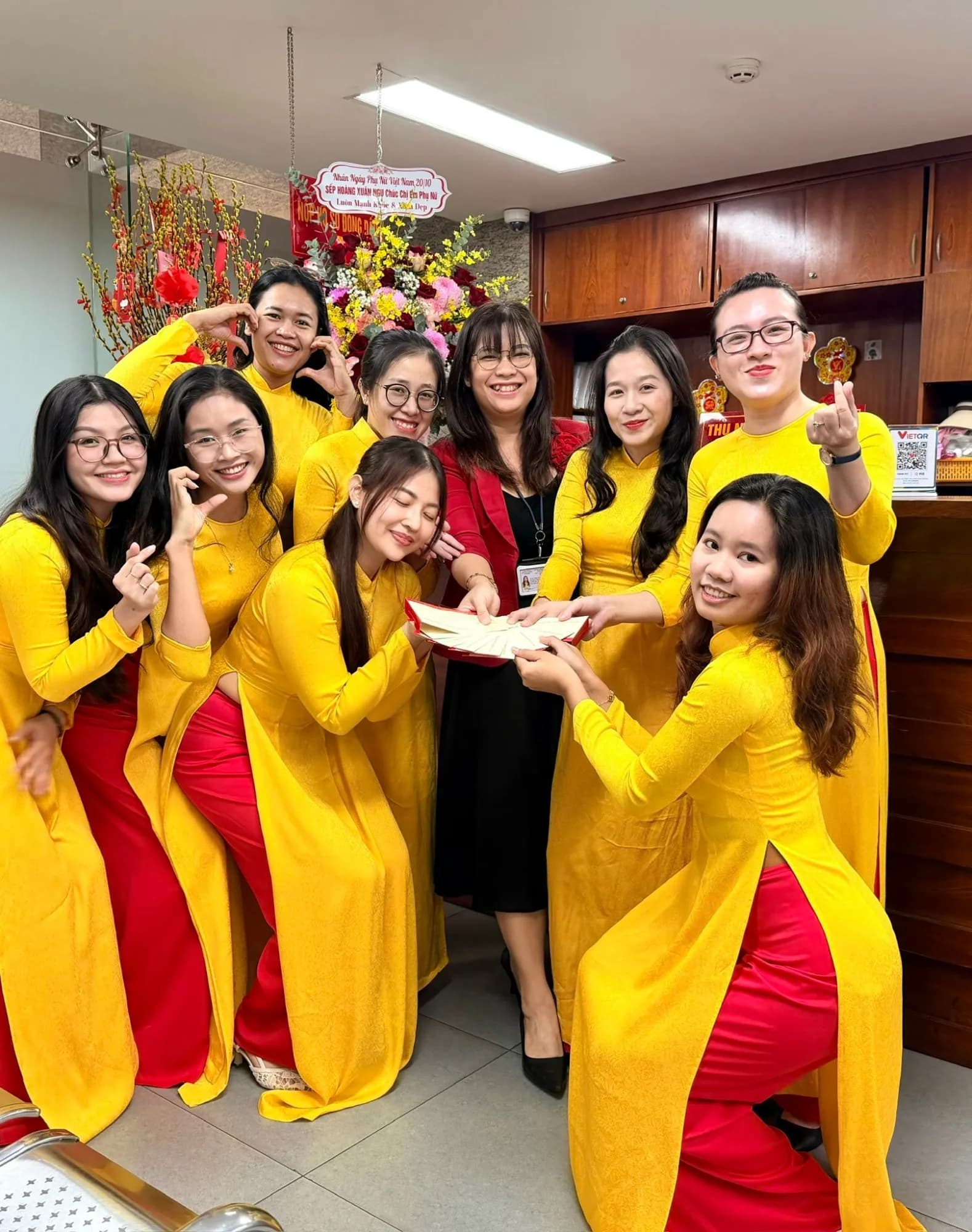 RẠNG RỠ SẮC VÀNG NGÀY 20/10 TẠI VĂN PHÒNG CÔNG CHỨNG HOÀNG XUÂN NGỤ – LỜI TRI ÂN VÀ CHÚC MỪNG TỚI PHÁI ĐẸP — ảnh 6