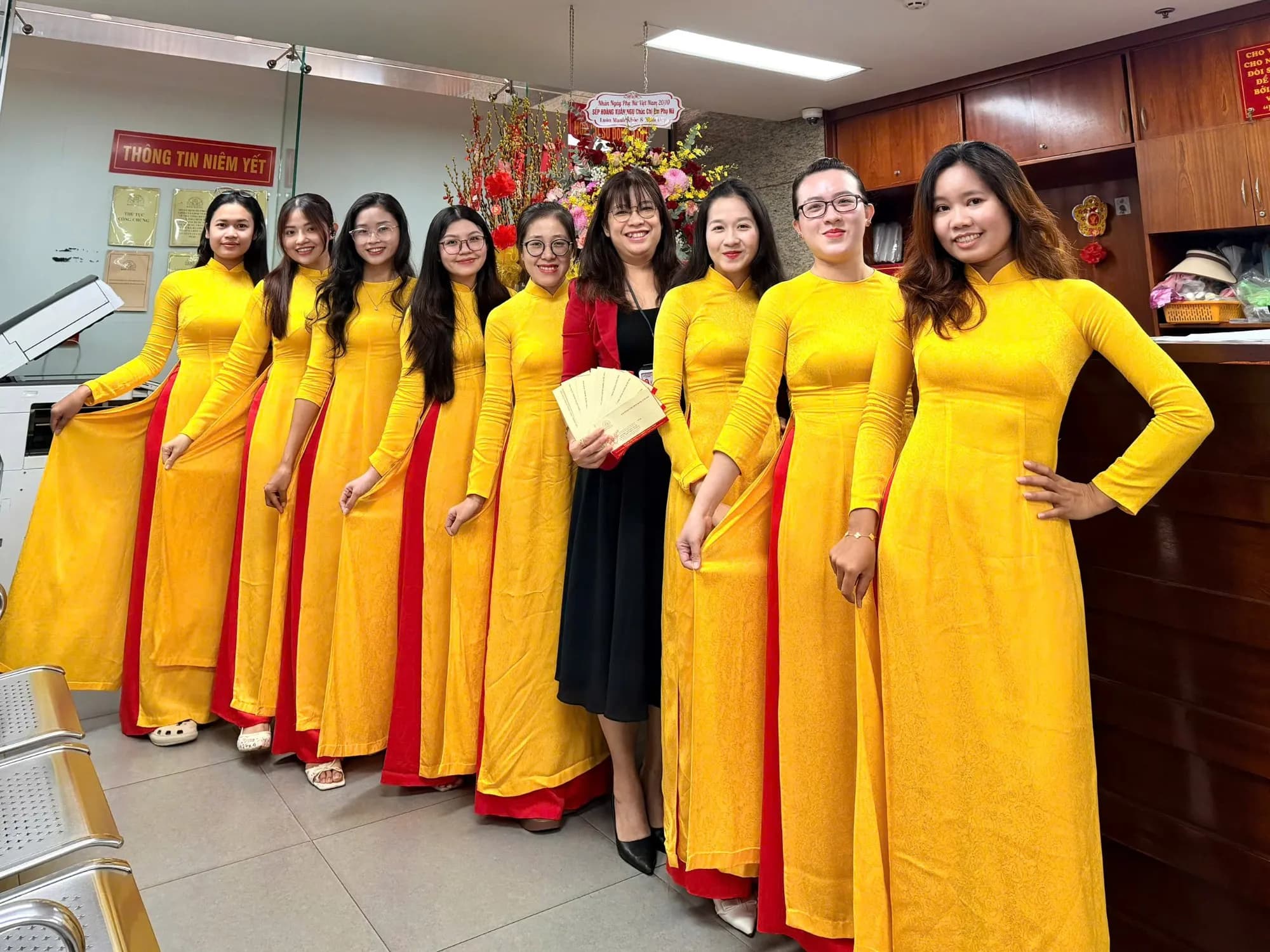 RẠNG RỠ SẮC VÀNG NGÀY 20/10 TẠI VĂN PHÒNG CÔNG CHỨNG HOÀNG XUÂN NGỤ – LỜI TRI ÂN VÀ CHÚC MỪNG TỚI PHÁI ĐẸP